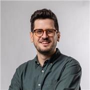 Soy un profesor particular de diseño gráfico y diseño de marca. Estoy aquí para ayudarte a dominar el arte de crear diseños increíbles y marcas que destaquen. Vamos a sumergirnos en este viaje de aprendizaje juntos y hacer que el diseño sea divertido y em